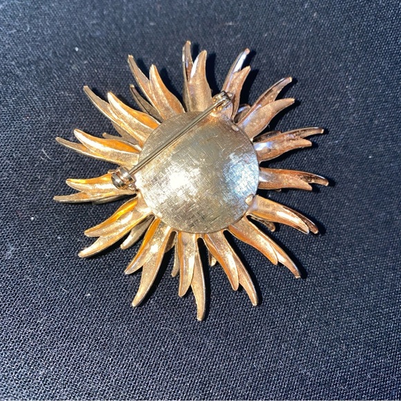 Brooch Flower Star Gold Tone Vintage 
Measures 2”1/4 across - Picture 3 of 6